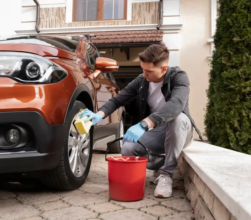 Lavage auto à domicile Les Angles-sur-Corrèze : professionnel intervenant sur un véhicule